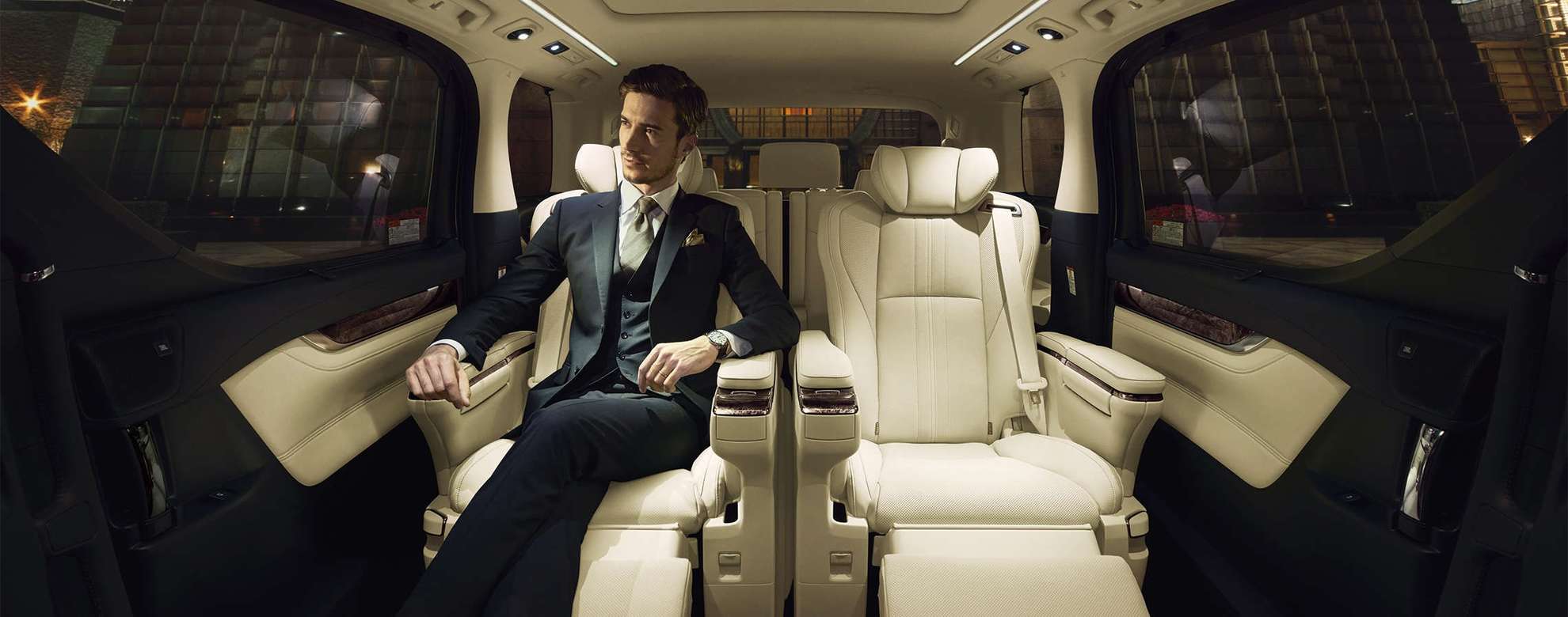 【モデル入り素材】HYBRID Executive Lounge(7人乗り・E-Four)