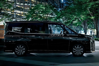 【モデル入り素材】S-Z（ハイブリッド・2WD・7人乗り）